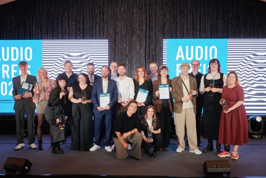Gruppenfoto der Preisträger*innen des Audiopreis (c) Landesanstalt für Medien NRW