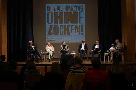Podiumsrunde mit Publikum. 