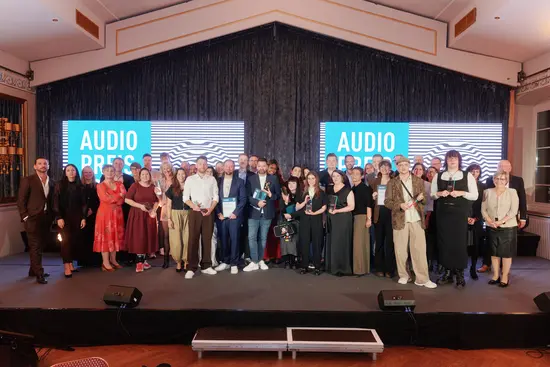 Gruppenfoto der Preisträger*innen des Audiopreis (c) Landesanstalt für Medien NRW