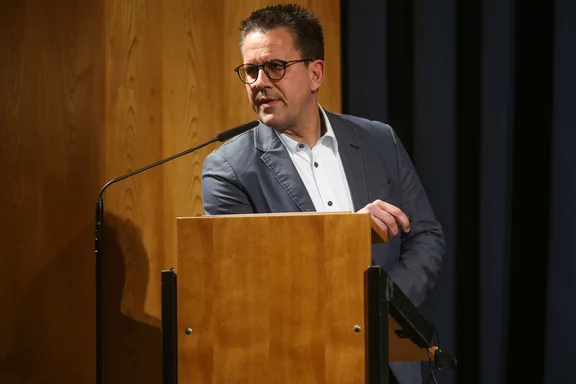 Prof. Dr. Dirk Michael Nüsken (Professor für Theorie und Praxis der Sozialen Arbeit an der Evangelischen Hochschule Rheinland-Westfalen-Lippe) auf dem Podium.