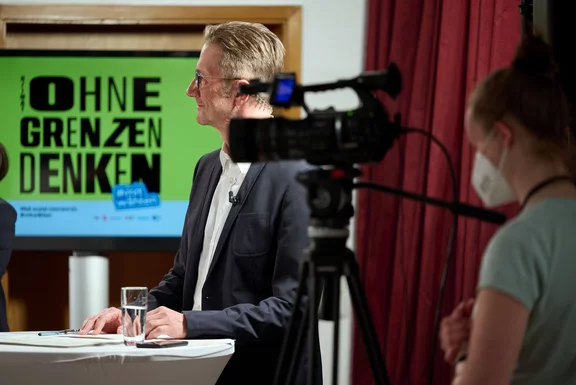 Moderator Uwe Schulz beim Livetalk zur Landtagswahl.