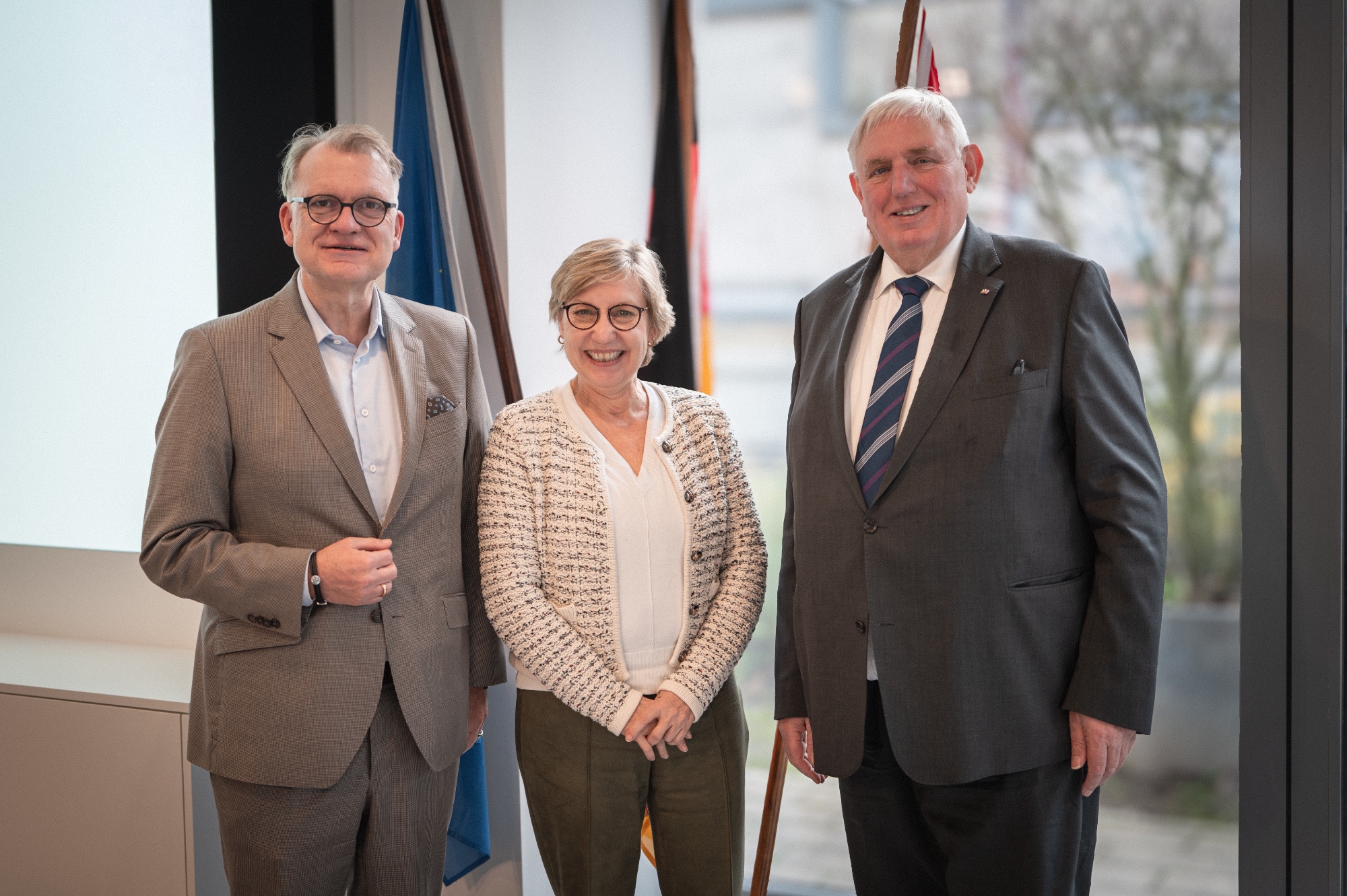 v.l.n.r.: Hartmut Krabs-Höhler (Vorsitzender der Freien Wohlfahrtspflege NRW), Kirsten Schwenke (neue Vorsitzende der Freien Wohlfahrtspflege ab 01.01.2026), Karl-Josef Laumann (Minister für Arbeit, Gesundheit und Soziales des Landes Nordrhein-Westfalen)